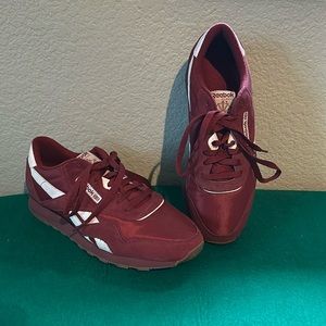 Men’s size 101/2 maroon canvas Reebok. Gently used